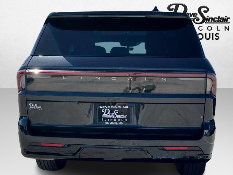 Lincoln Navigator Vehicle Full-screen Gallery Image 06