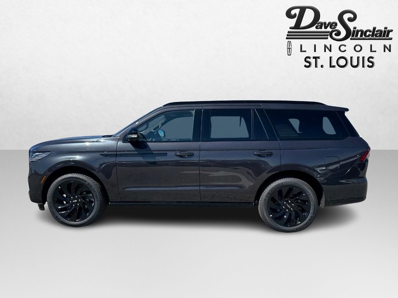 Lincoln Navigator Vehicle Full-screen Gallery Image 09