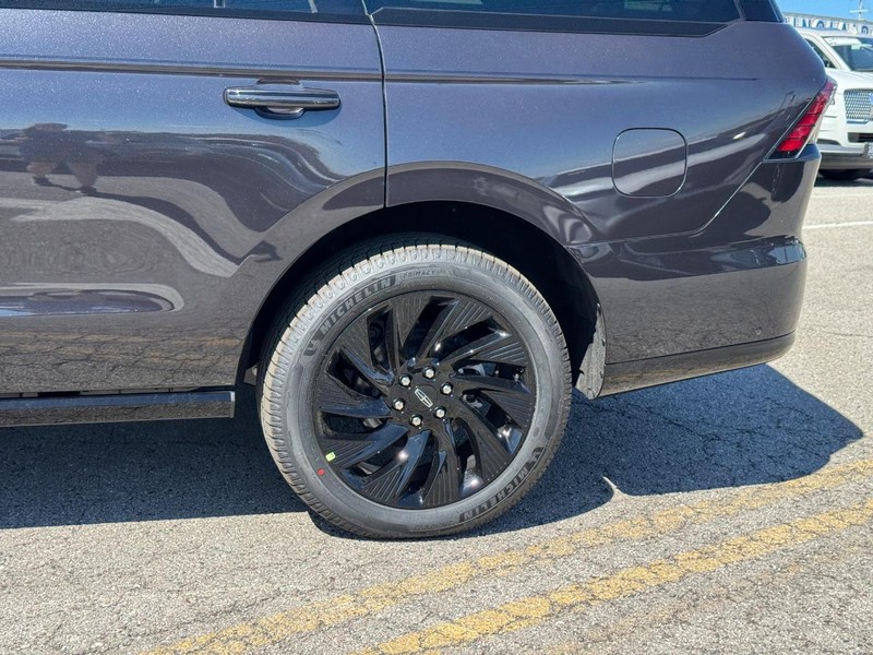 Lincoln Navigator Vehicle Full-screen Gallery Image 10