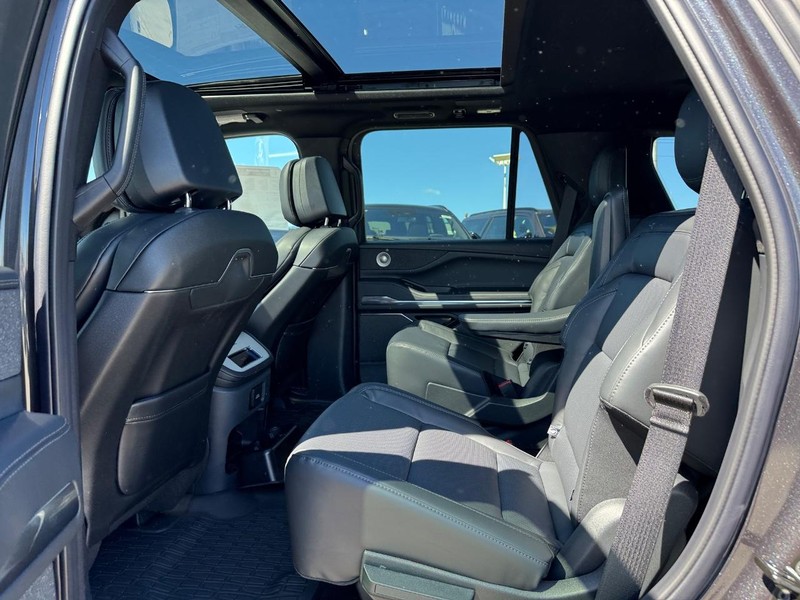 Lincoln Navigator Vehicle Full-screen Gallery Image 11