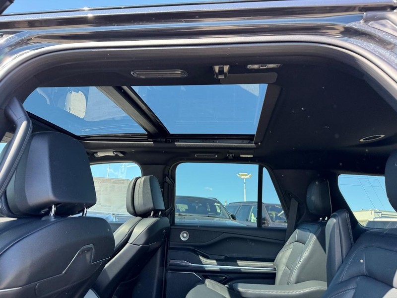 Lincoln Navigator Vehicle Full-screen Gallery Image 12