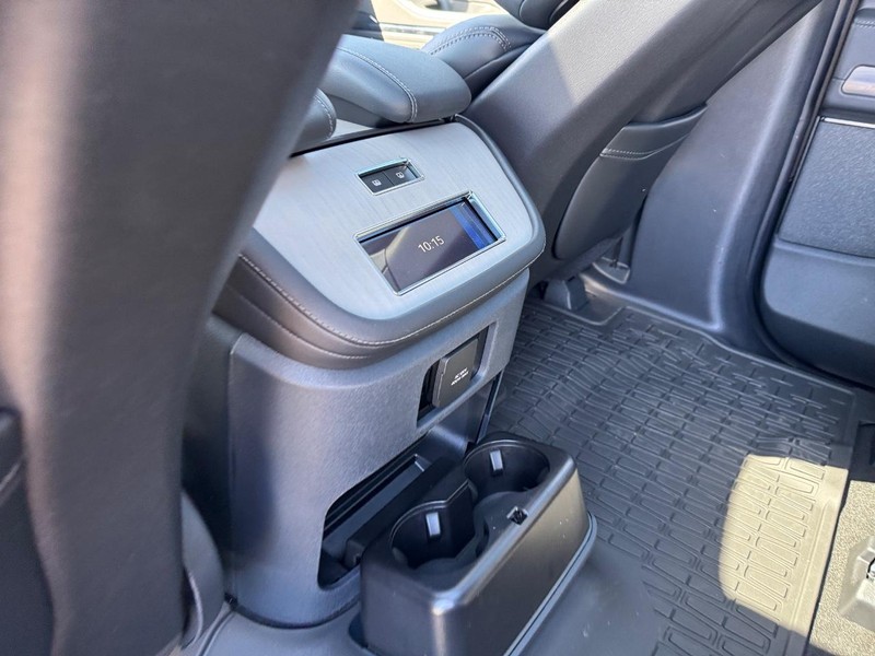 Lincoln Navigator Vehicle Full-screen Gallery Image 13