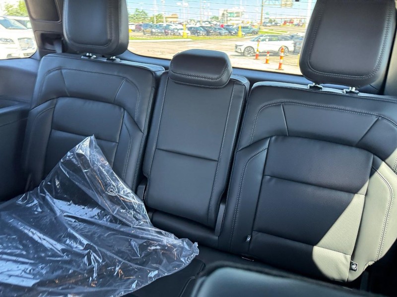 Lincoln Navigator Vehicle Full-screen Gallery Image 14