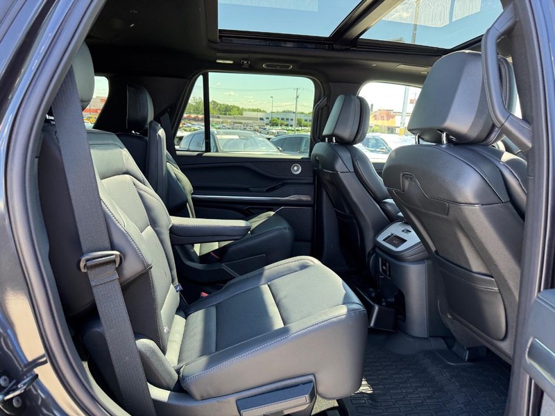 Lincoln Navigator Vehicle Full-screen Gallery Image 15