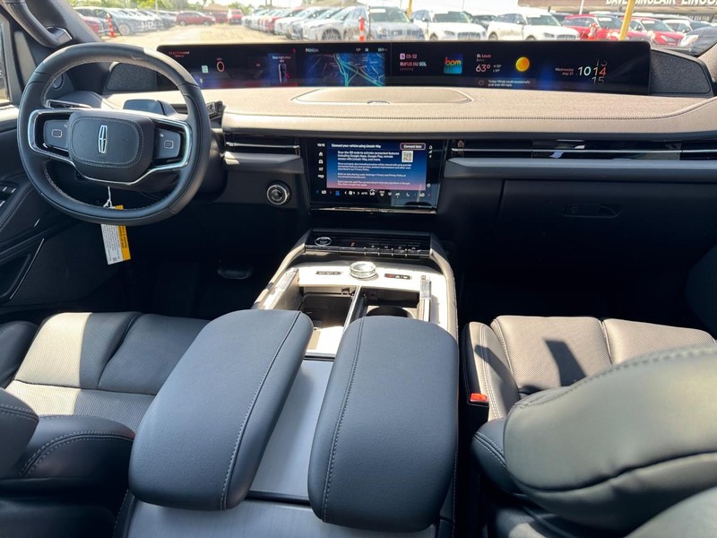 Lincoln Navigator Vehicle Full-screen Gallery Image 16