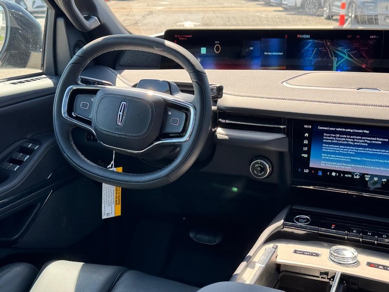 Lincoln Navigator Vehicle Full-screen Gallery Image 17