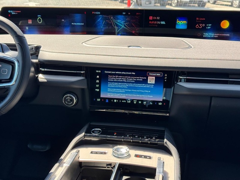 Lincoln Navigator Vehicle Full-screen Gallery Image 18