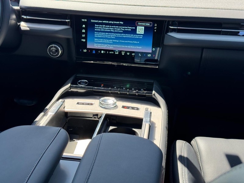 Lincoln Navigator Vehicle Full-screen Gallery Image 19