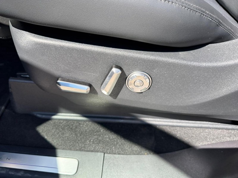 Lincoln Navigator Vehicle Full-screen Gallery Image 20