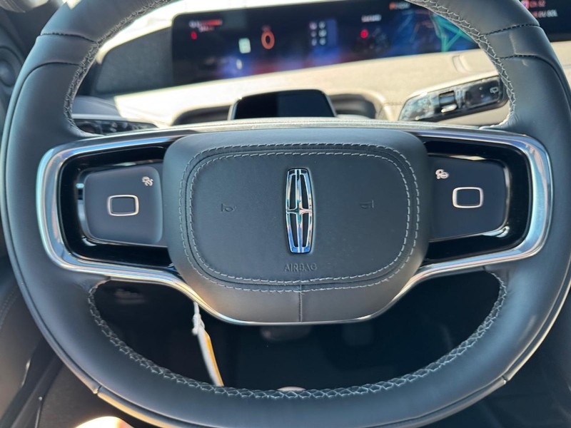 Lincoln Navigator Vehicle Full-screen Gallery Image 22