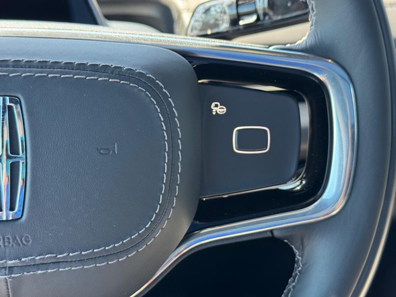 Lincoln Navigator Vehicle Full-screen Gallery Image 24