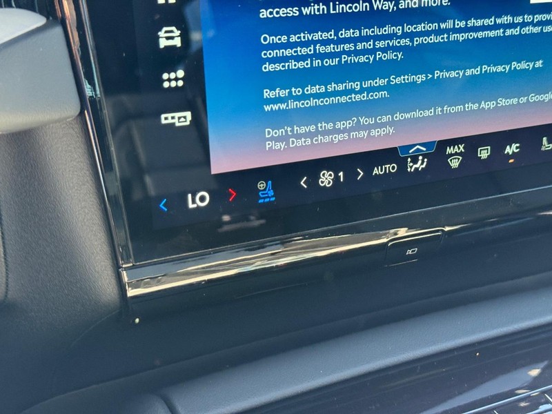 Lincoln Navigator Vehicle Full-screen Gallery Image 25