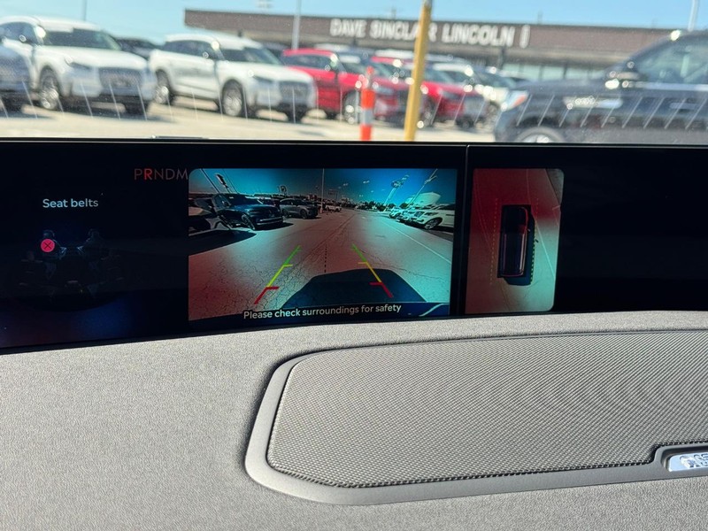 Lincoln Navigator Vehicle Full-screen Gallery Image 26