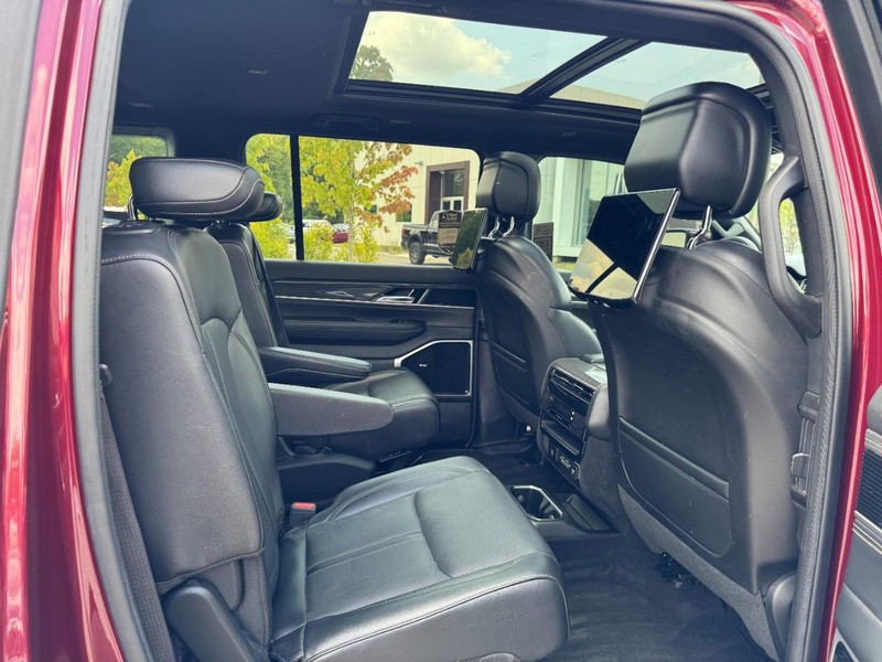 Jeep Wagoneer Vehicle Full-screen Gallery Image 12