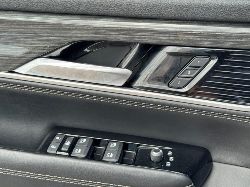 Jeep Wagoneer Vehicle Full-screen Gallery Image 24