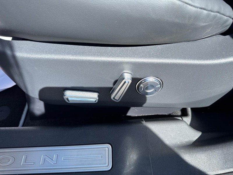 Lincoln Nautilus Vehicle Full-screen Gallery Image 18