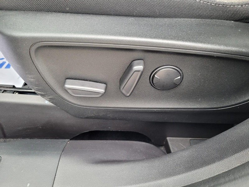 Ford Escape Vehicle Full-screen Gallery Image 16