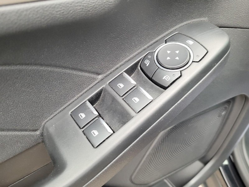 Ford Escape Vehicle Full-screen Gallery Image 17