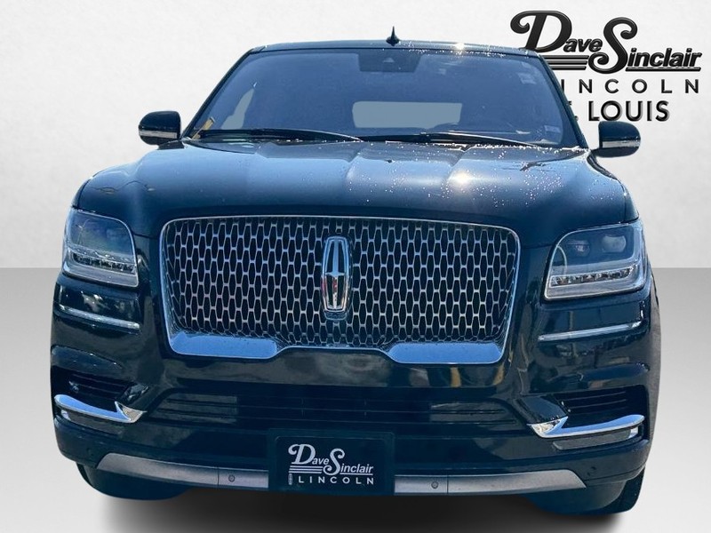 Lincoln Navigator Vehicle Full-screen Gallery Image 02