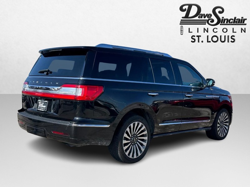 Lincoln Navigator Vehicle Full-screen Gallery Image 05