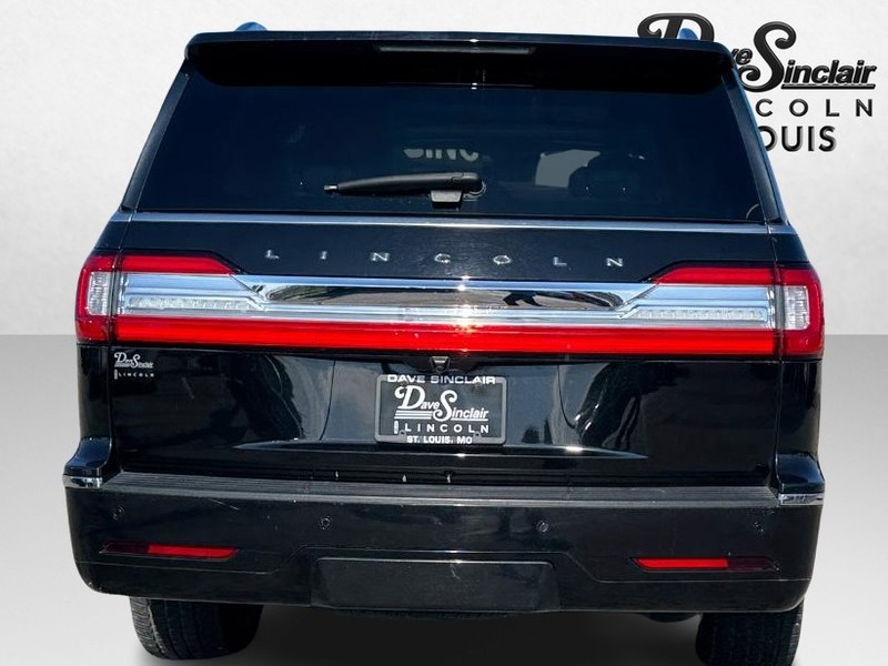 Lincoln Navigator Vehicle Full-screen Gallery Image 06