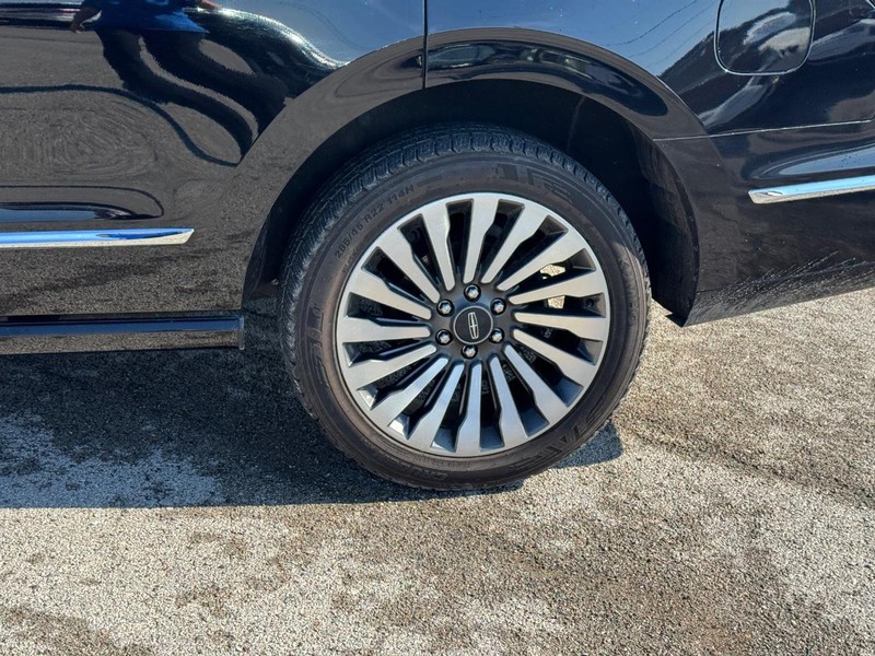 Lincoln Navigator Vehicle Full-screen Gallery Image 10