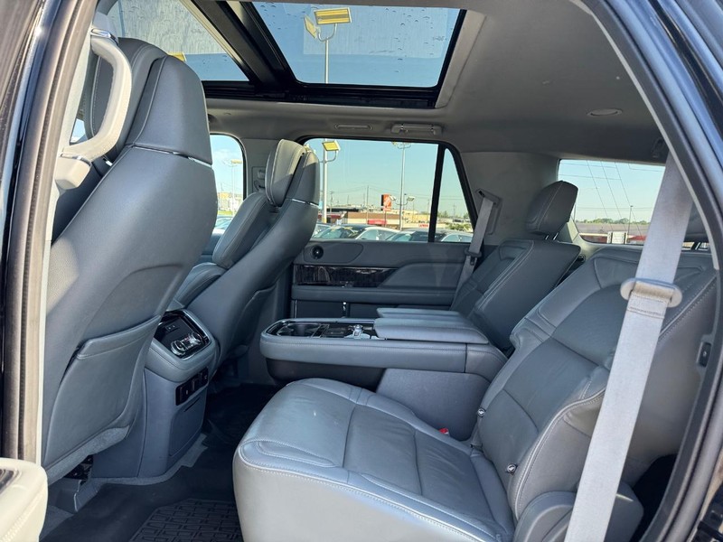 Lincoln Navigator Vehicle Full-screen Gallery Image 11
