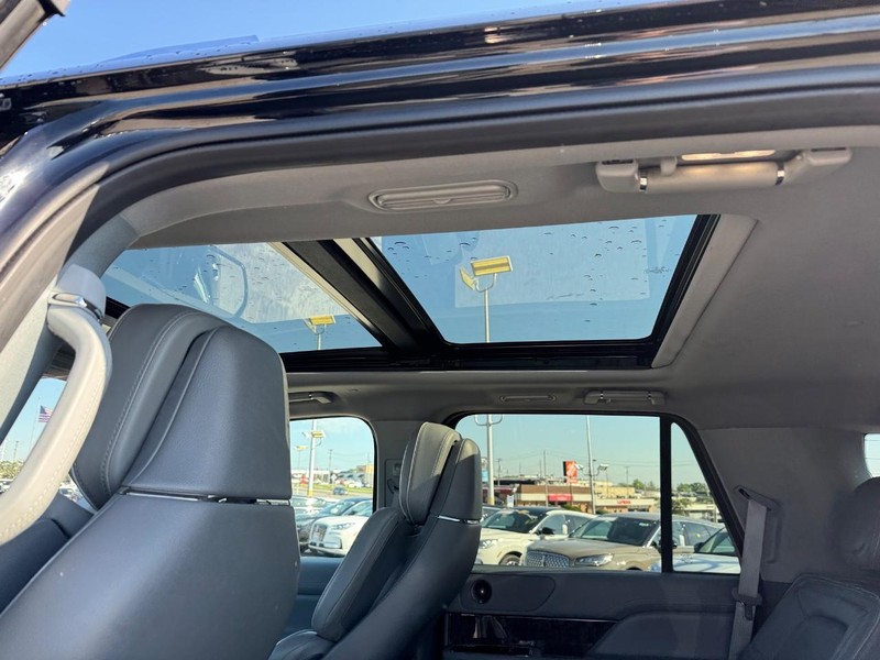 Lincoln Navigator Vehicle Full-screen Gallery Image 12