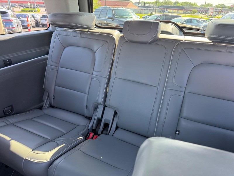 Lincoln Navigator Vehicle Full-screen Gallery Image 13