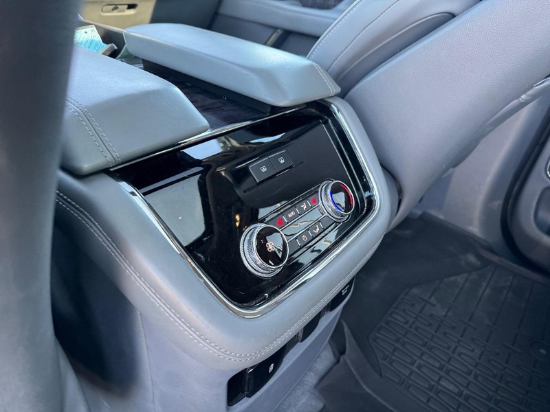 Lincoln Navigator Vehicle Full-screen Gallery Image 14
