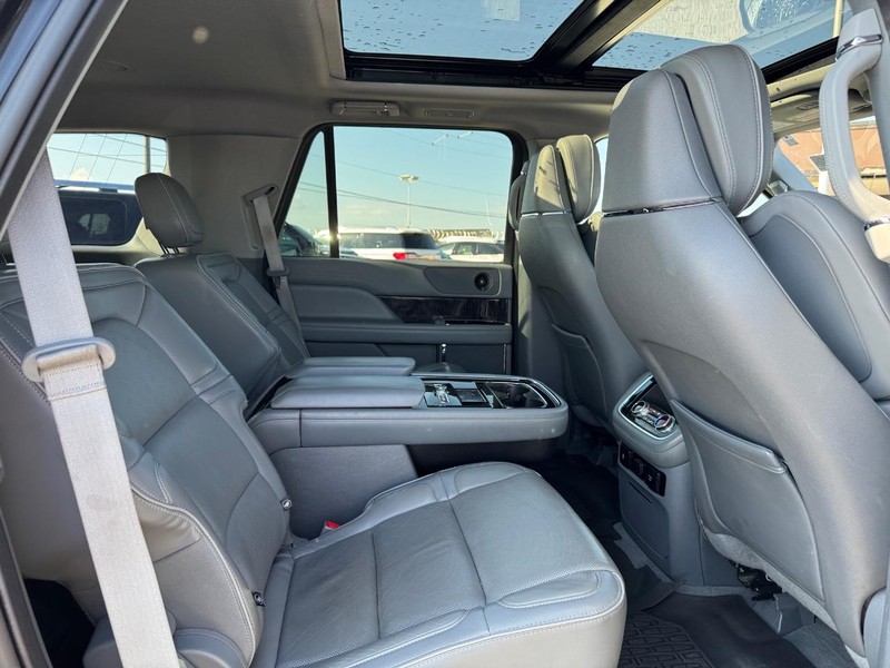 Lincoln Navigator Vehicle Full-screen Gallery Image 15