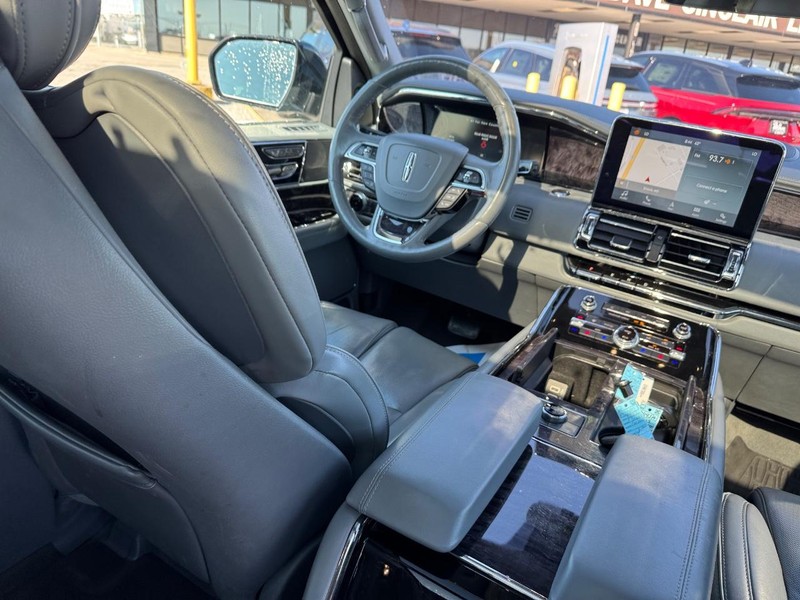 Lincoln Navigator Vehicle Full-screen Gallery Image 16