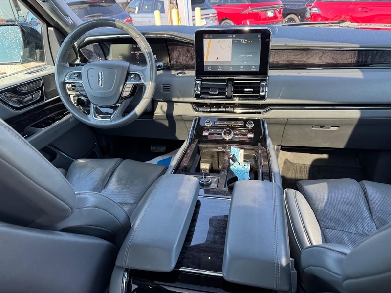 Lincoln Navigator Vehicle Full-screen Gallery Image 17