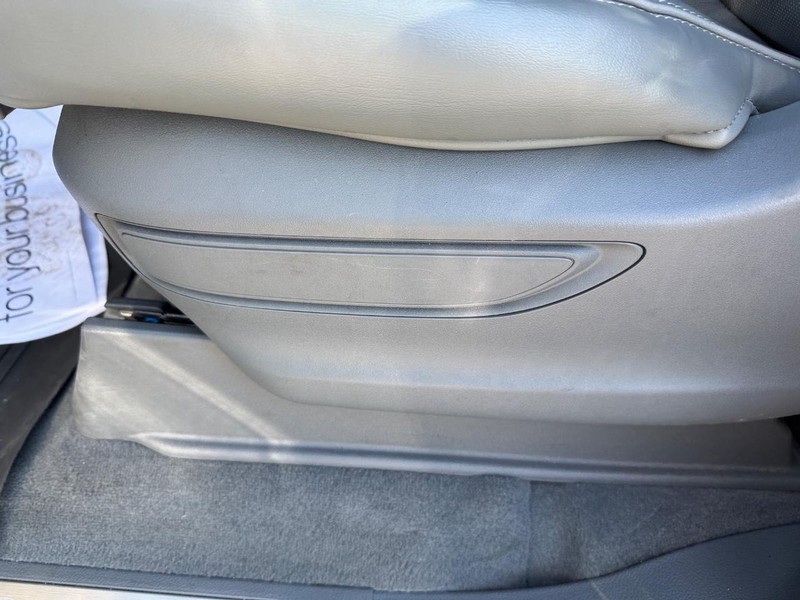 Lincoln Navigator Vehicle Full-screen Gallery Image 19