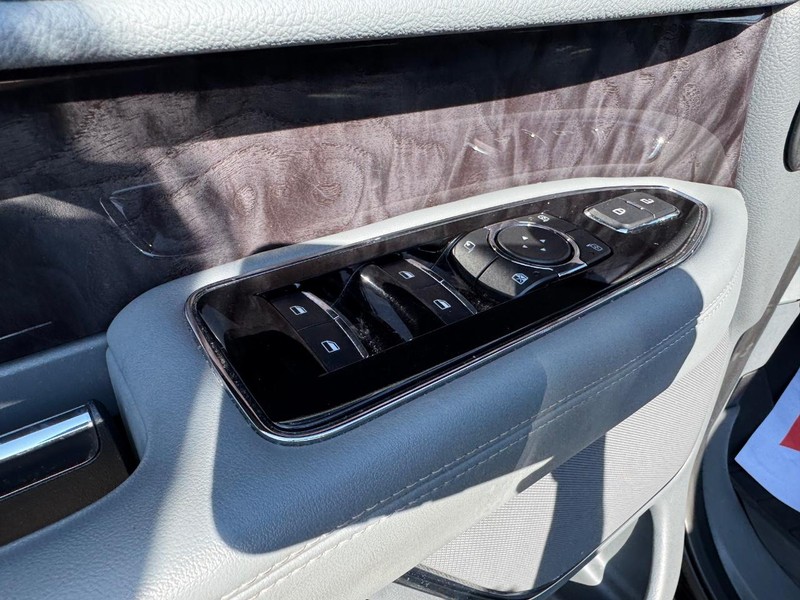 Lincoln Navigator Vehicle Full-screen Gallery Image 20