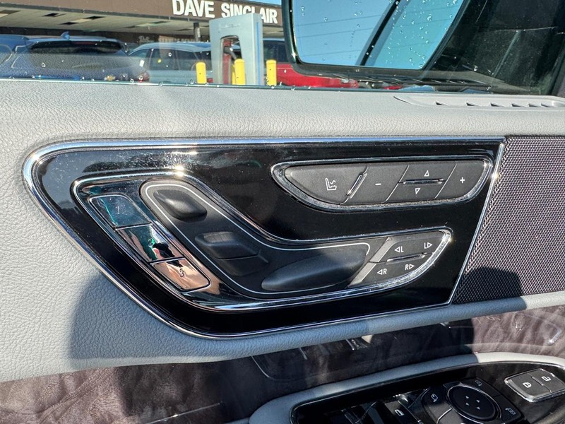 Lincoln Navigator Vehicle Full-screen Gallery Image 21