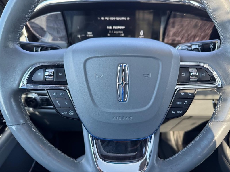 Lincoln Navigator Vehicle Full-screen Gallery Image 22