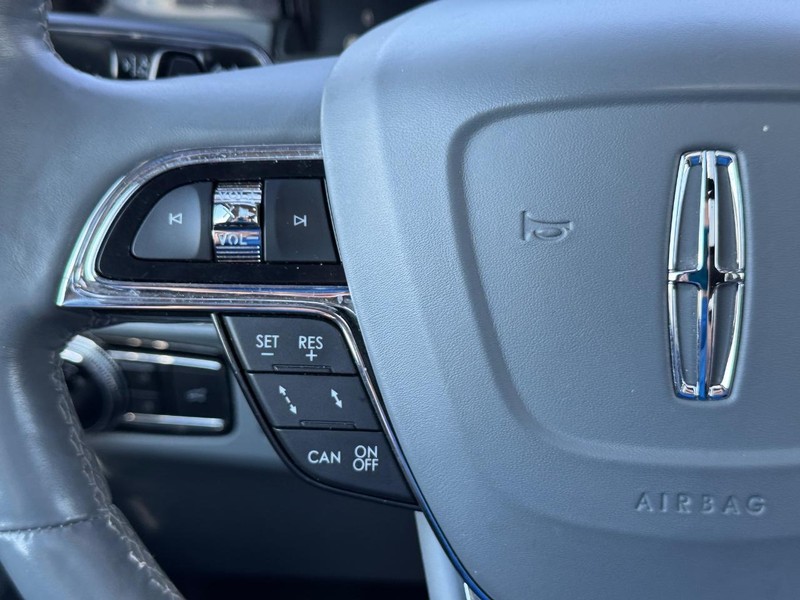 Lincoln Navigator Vehicle Full-screen Gallery Image 23