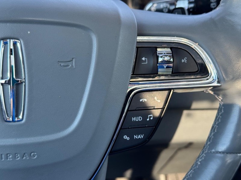 Lincoln Navigator Vehicle Full-screen Gallery Image 24