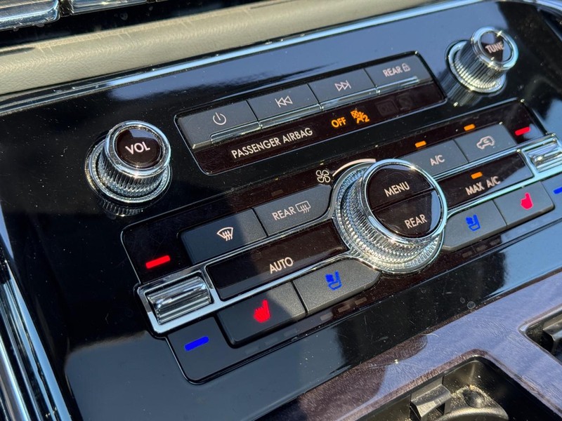 Lincoln Navigator Vehicle Full-screen Gallery Image 26
