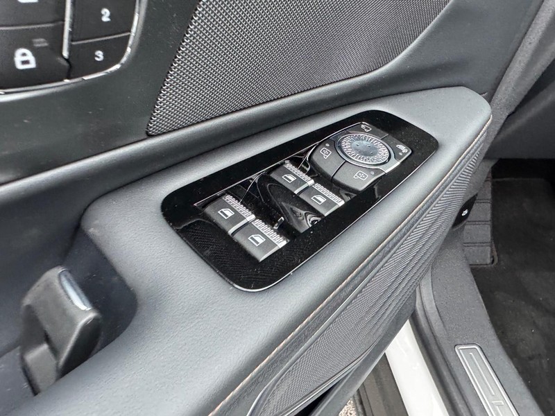 Lincoln Nautilus Vehicle Full-screen Gallery Image 18