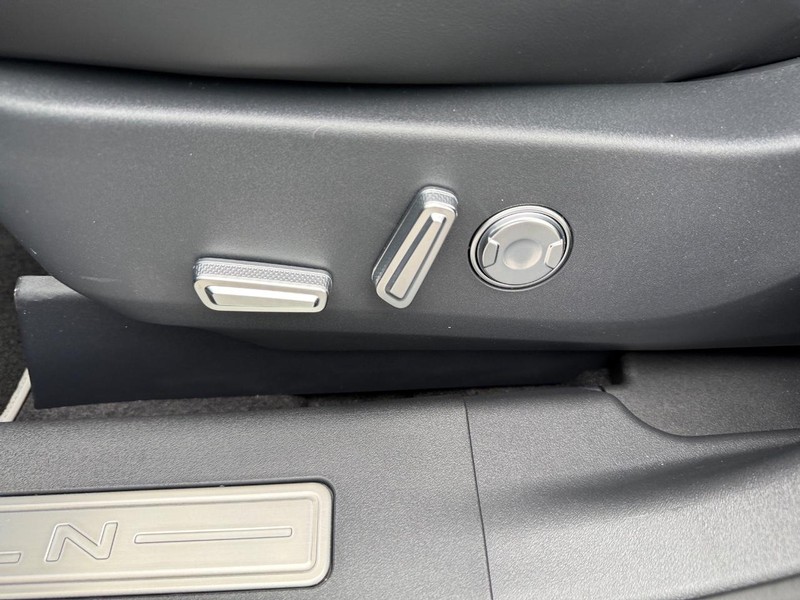 Lincoln Nautilus Vehicle Full-screen Gallery Image 18