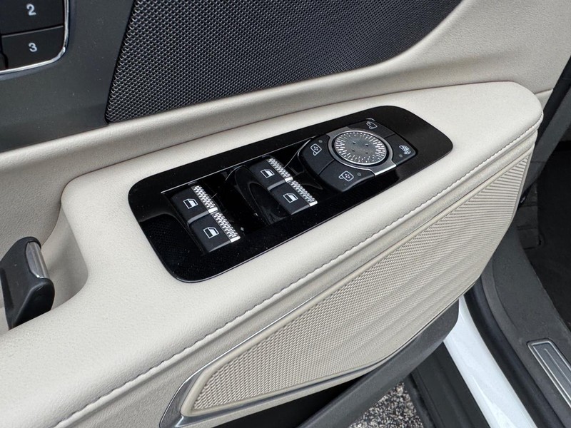 Lincoln Nautilus Vehicle Full-screen Gallery Image 18