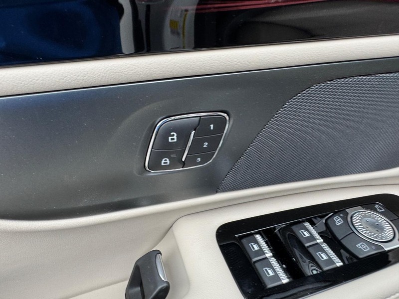 Lincoln Nautilus Vehicle Full-screen Gallery Image 19