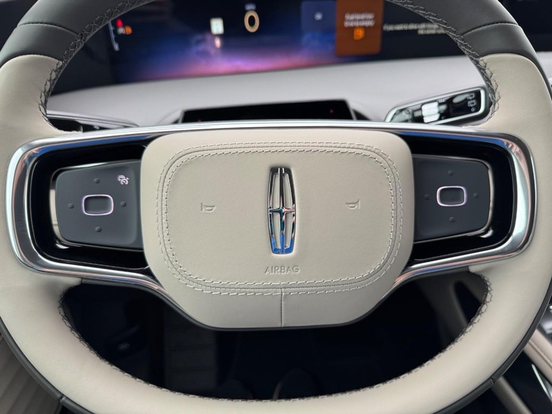 Lincoln Nautilus Vehicle Full-screen Gallery Image 20