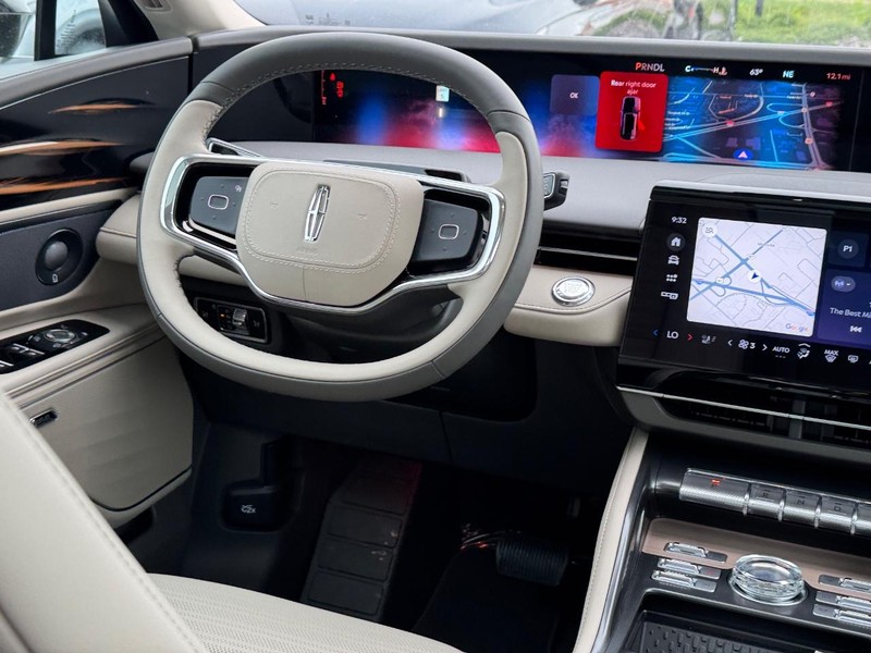 Lincoln Nautilus Vehicle Full-screen Gallery Image 15