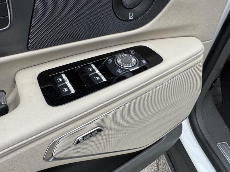 Lincoln Nautilus Vehicle Full-screen Gallery Image 19