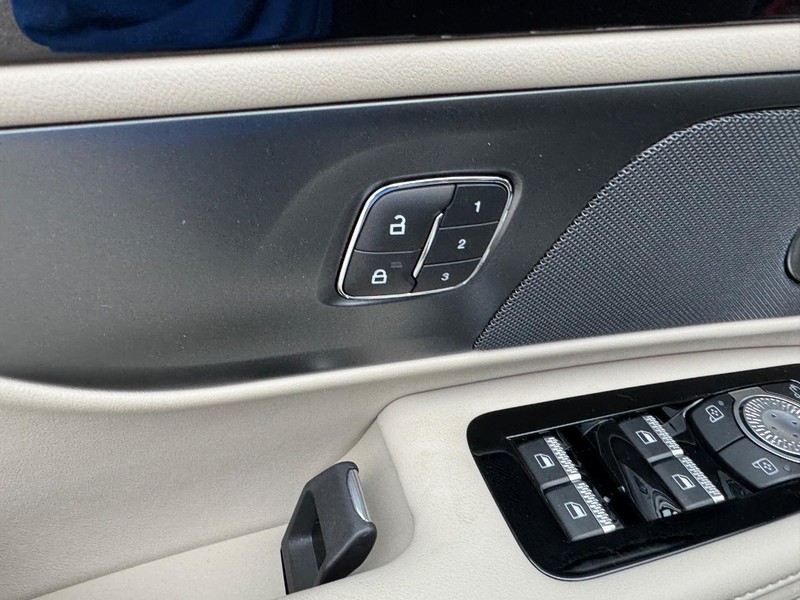 Lincoln Nautilus Vehicle Full-screen Gallery Image 20