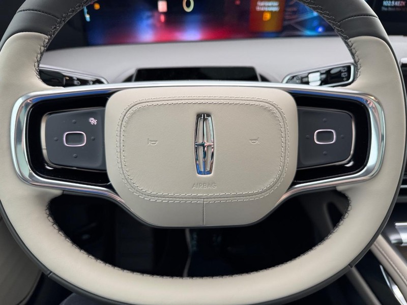 Lincoln Nautilus Vehicle Full-screen Gallery Image 21