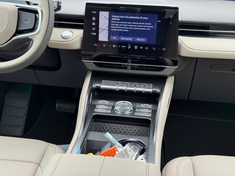 Lincoln Nautilus Vehicle Full-screen Gallery Image 16